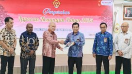 Bupati Kaimana Hasan Achmad saat menyerahkan LKPD (unaudited) TA 2025 kepada Kepala BPK Papua Barat, Agus Priyono di Auditorium Kantor BPK Perwakilan Papua Barat, Manokwari, 30 April 2026. (KabarPapua.co/Yosias Wambrauw)