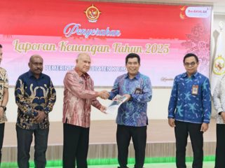 Bupati Kaimana Hasan Achmad saat menyerahkan LKPD (unaudited) TA 2025 kepada Kepala BPK Papua Barat, Agus Priyono di Auditorium Kantor BPK Perwakilan Papua Barat, Manokwari, 30 April 2026. (KabarPapua.co/Yosias Wambrauw)