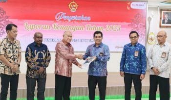 Bupati Kaimana Hasan Achmad saat menyerahkan LKPD (unaudited) TA 2025 kepada Kepala BPK Papua Barat, Agus Priyono di Auditorium Kantor BPK Perwakilan Papua Barat, Manokwari, 30 April 2026. (KabarPapua.co/Yosias Wambrauw)