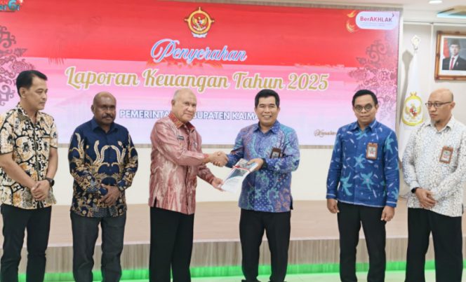 
					Bupati Kaimana Hasan Achmad saat menyerahkan LKPD (unaudited) TA 2025 kepada Kepala BPK Papua Barat, Agus Priyono di Auditorium Kantor BPK Perwakilan Papua Barat, Manokwari, 30 April 2026. (KabarPapua.co/Yosias Wambrauw)