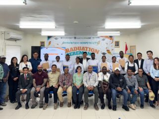 Delapan peserta pelatihan Apprentice Hospitality bersama manajemen PTFI, instruktur dan perwakilan manajemen perhotelan Timika. (Foto dok: PTFI)
