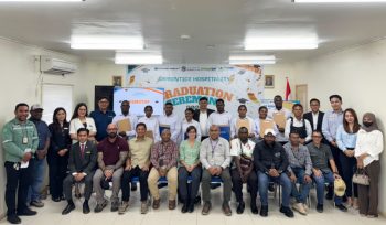 Delapan peserta pelatihan Apprentice Hospitality bersama manajemen PTFI, instruktur dan perwakilan manajemen perhotelan Timika. (Foto dok: PTFI)