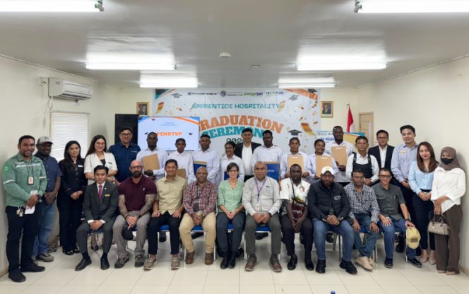 
					Delapan peserta pelatihan Apprentice Hospitality bersama manajemen PTFI, instruktur dan perwakilan manajemen perhotelan Timika. (Foto dok: PTFI)