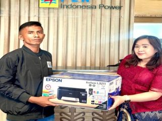 Penyerahan printer dari PLN IP UBP Holtekamp pada momen Hari Pendidikan Nasional. Foto: PLN IP UBP Holtekamp