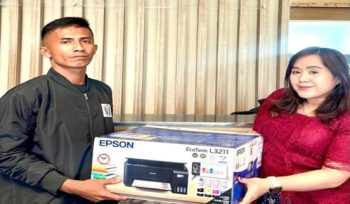 Penyerahan printer dari PLN IP UBP Holtekamp pada momen Hari Pendidikan Nasional. Foto: PLN IP UBP Holtekamp