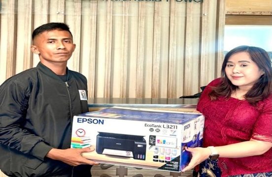 Penyerahan printer dari PLN IP UBP Holtekamp pada momen Hari Pendidikan Nasional. Foto: PLN IP UBP Holtekamp