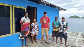 Anggota DPRK Kepulauan Yapen dari Dapil IV Fraksi Partai NasDem, Rian Hendrik, saat melakukan kunjungan ke Kampung Adiwipi, Distrik Kepulauan Ambai, Kabupaten Kepulauan Yapen. (KabarPapua.co/Ainun Faathirjal)