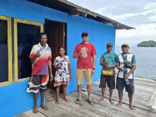 Anggota DPRK Kepulauan Yapen dari Dapil IV Fraksi Partai NasDem, Rian Hendrik, saat melakukan kunjungan ke Kampung Adiwipi, Distrik Kepulauan Ambai, Kabupaten Kepulauan Yapen. (KabarPapua.co/Ainun Faathirjal)