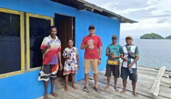 Anggota DPRK Kepulauan Yapen dari Dapil IV Fraksi Partai NasDem, Rian Hendrik, saat melakukan kunjungan ke Kampung Adiwipi, Distrik Kepulauan Ambai, Kabupaten Kepulauan Yapen. (KabarPapua.co/Ainun Faathirjal)