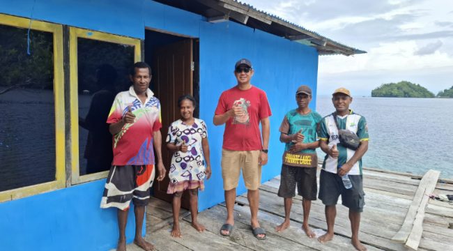Anggota DPRK Kepulauan Yapen dari Dapil IV Fraksi Partai NasDem, Rian Hendrik, saat melakukan kunjungan ke Kampung Adiwipi, Distrik Kepulauan Ambai, Kabupaten Kepulauan Yapen. (KabarPapua.co/Ainun Faathirjal)