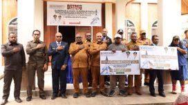 Berfoto bersama usai Gubernur dan Wagub Papua Tengah serahkan bantuan pembangunan gedung gereja. (Foto: IST)
