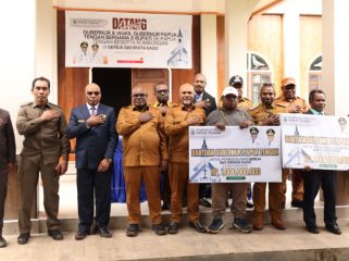 Berfoto bersama usai Gubernur dan Wagub Papua Tengah serahkan bantuan pembangunan gedung gereja. (Foto: IST)