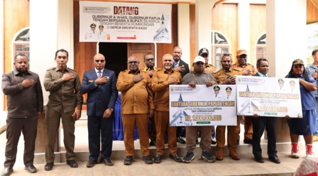 Berfoto bersama usai Gubernur dan Wagub Papua Tengah serahkan bantuan pembangunan gedung gereja. (Foto: IST)