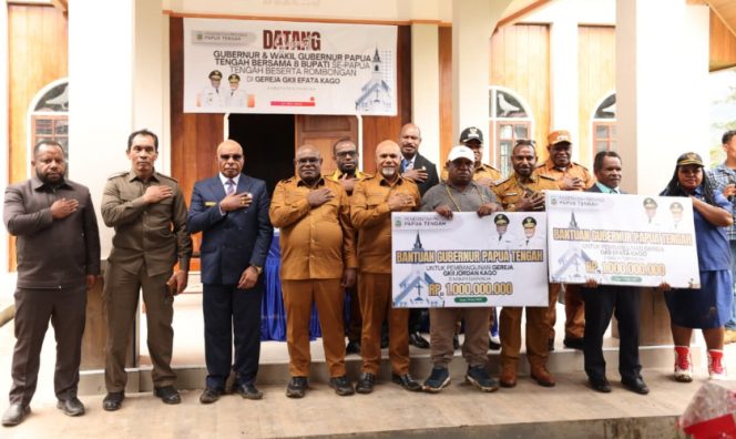 
					Berfoto bersama usai Gubernur dan Wagub Papua Tengah serahkan bantuan pembangunan gedung gereja. (Foto: IST)