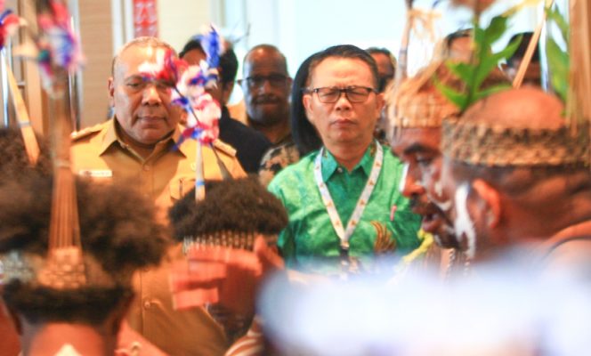 
					Ketua Komite Publisher Rights Suprapto Sastro Atmojo bersama Wagub Papua Aryoko Rumaropen saat pembukaan WPFD 2026 di Kota Jayapura. (Dok: Panitia WPFD 2026)