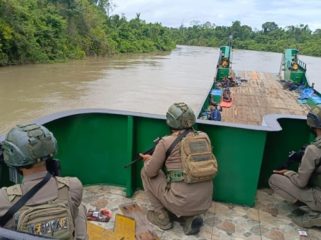 Pengawalan kapał BBM dan bahan pokok (bapok) ke Yahukimo. Foto: Satgas Damai Cartensz. 