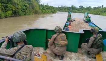 Pengawalan kapał BBM dan bahan pokok (bapok) ke Yahukimo. Foto: Satgas Damai Cartensz. 