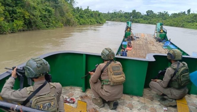 
					Pengawalan kapał BBM dan bahan pokok (bapok) ke Yahukimo. Foto: Satgas Damai Cartensz. 