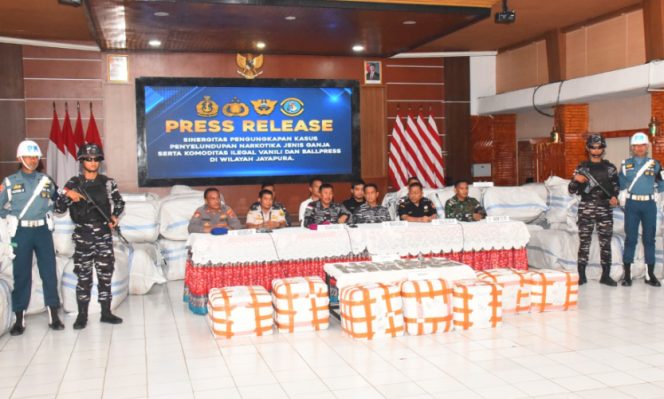 
					Aparat gabungan TNI Angkatan Laut melalui Kodaeral X bersama Bea Cukai Jayapura saat jumpa pers. (KabarPapua.co/Imelda) 