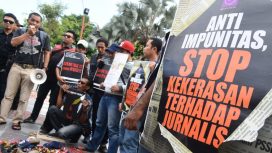 Sejumlah jurnalis menggelar aksi solidaritas menentang kekerasan terhadap jurnalis di Surabaya, Jawa Timur. (ANTARA FOTO/M Risyal Hidayat)