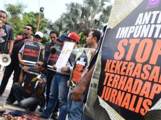 Sejumlah jurnalis menggelar aksi solidaritas menentang kekerasan terhadap jurnalis di Surabaya, Jawa Timur. (ANTARA FOTO/M Risyal Hidayat)