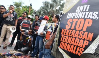 Sejumlah jurnalis menggelar aksi solidaritas menentang kekerasan terhadap jurnalis di Surabaya, Jawa Timur. (ANTARA FOTO/M Risyal Hidayat)