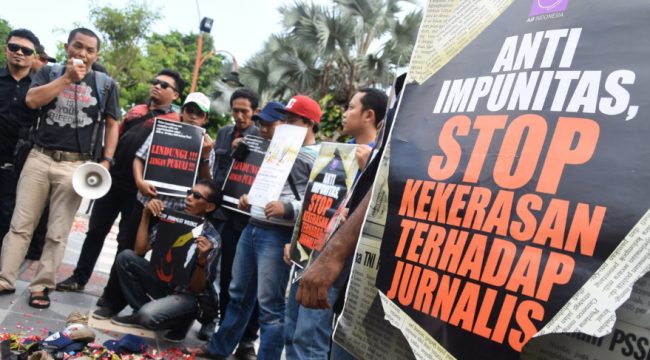 Sejumlah jurnalis menggelar aksi solidaritas menentang kekerasan terhadap jurnalis di Surabaya, Jawa Timur. (ANTARA FOTO/M Risyal Hidayat)