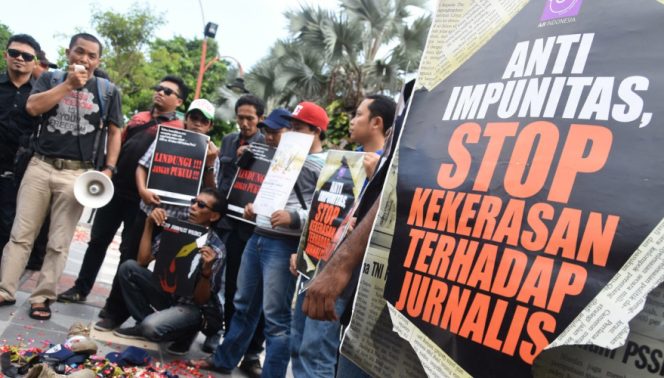 
					Sejumlah jurnalis menggelar aksi solidaritas menentang kekerasan terhadap jurnalis di Surabaya, Jawa Timur. (ANTARA FOTO/M Risyal Hidayat)