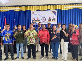 Pengurus Sasana Tinju Boxing Camp STKIP PGRI Serui masa bakti 2026-2030 berfoto bersama usai pelantikan. (KabarPapua.co/Ainun Faathirjal)