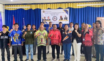 Pengurus Sasana Tinju Boxing Camp STKIP PGRI Serui masa bakti 2026-2030 berfoto bersama usai pelantikan. (KabarPapua.co/Ainun Faathirjal)
