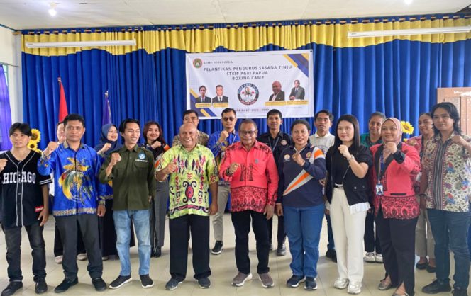 
					Pengurus Sasana Tinju Boxing Camp STKIP PGRI Serui masa bakti 2026-2030 berfoto bersama usai pelantikan. (KabarPapua.co/Ainun Faathirjal)