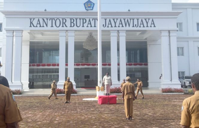 
					Wamendagri RI Ribka Haluk saat memimpin apel pagi di halaman Kantor Pemkab Jayawijaya di Wamena, Papua Pegunungan. (Foto dok: Kominfo Jayawijaya)