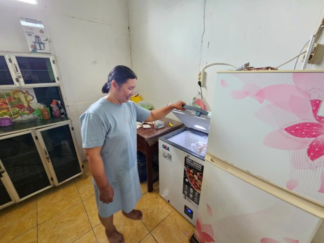 
					Berkat melakukan tambah daya listrik PLN, Wagini (48) masyarakat Kabupaten Fakfak kini lebih leluasa menggunakan freezer di rumahnya. Foto: PLN Papua