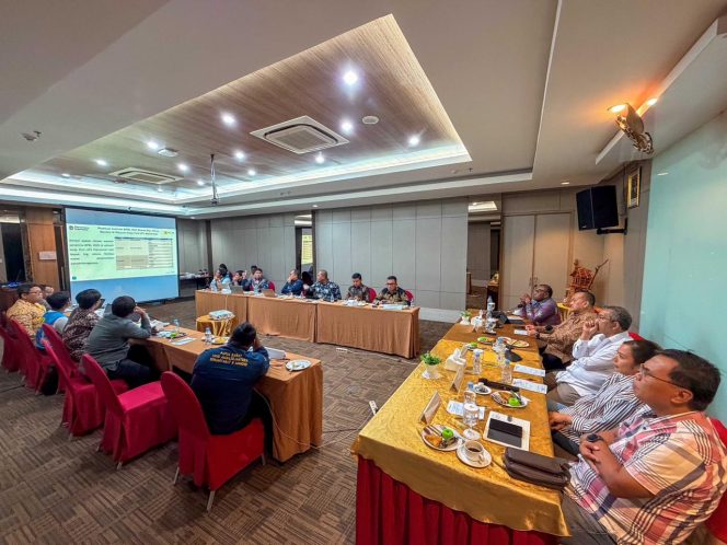 
					Suasana diskusi antara manajemen PT PLN (Persero) dengan Anggota Komisi XII DPR RI dan jajaran Pemerintah Provinsi Papua Barat. Foto: PLN Papua 