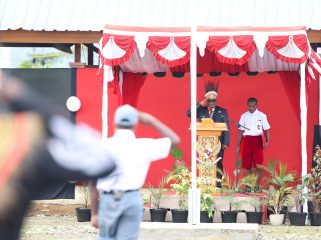 Gubernur Papua Tengah, Meki Nawipa saat memimpin upacara Hardiknas di Nabire bersama siswa berkebutuhan khusus. Foto: Agis Pranoto/KabarPapua.co
