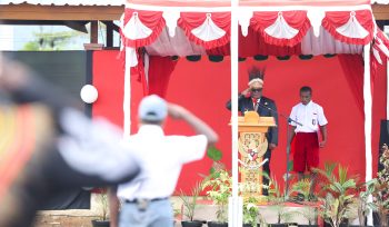 Gubernur Papua Tengah, Meki Nawipa saat memimpin upacara Hardiknas di Nabire bersama siswa berkebutuhan khusus. Foto: Agis Pranoto/KabarPapua.co