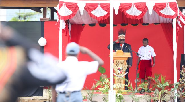 Gubernur Papua Tengah, Meki Nawipa saat memimpin upacara Hardiknas di Nabire bersama siswa berkebutuhan khusus. Foto: Agis Pranoto/KabarPapua.co