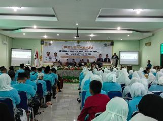 Wagub Papua, Aryono Rumaropen melepas 840 calon jemaah Haji asal papua. Foto: ist