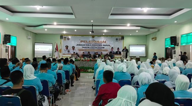 Wagub Papua, Aryono Rumaropen melepas 840 calon jemaah Haji asal papua. Foto: ist