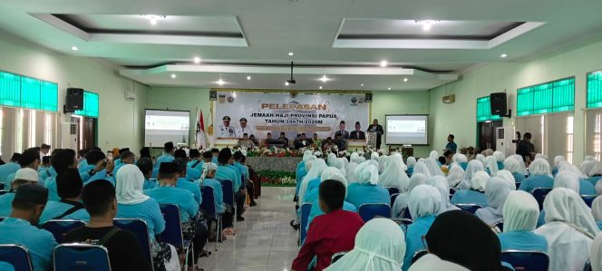 
					Wagub Papua, Aryono Rumaropen melepas 840 calon jemaah Haji asal papua. Foto: ist
