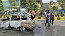 Rangka mobil Toyota Avanza yang terbakar di depan Mapolda Papua. Foto: Humas Polda Papua 