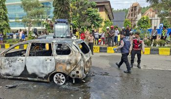 Rangka mobil Toyota Avanza yang terbakar di depan Mapolda Papua. Foto: Humas Polda Papua 