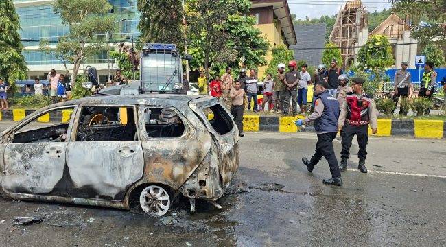 Rangka mobil Toyota Avanza yang terbakar di depan Mapolda Papua. Foto: Humas Polda Papua 
