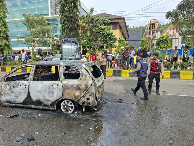 
					Rangka mobil Toyota Avanza yang terbakar di depan Mapolda Papua. Foto: Humas Polda Papua 