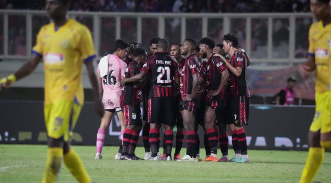 Persipura Jayapura dalam pertandingan Laga pamungkas Liga 2, melawan Persiku Kudus. Foto: ist         