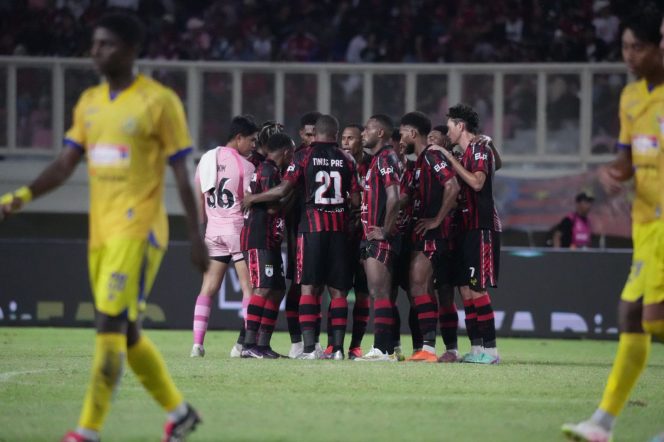 
					Persipura Jayapura dalam pertandingan Laga pamungkas Liga 2, melawan Persiku Kudus. Foto: ist         
