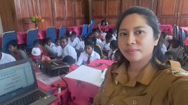 Ory Mangiri saat mengajar anak-anak di Nduga, Provinsi Papua Pegunungan. Foto: ist