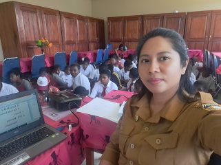 Ory Mangiri saat mengajar anak-anak di Nduga, Provinsi Papua Pegunungan. Foto: ist