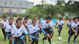 Para siswa di Papua Football Academy (PFA). Foto:PTFI
