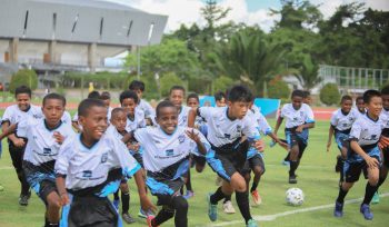 Para siswa di Papua Football Academy (PFA). Foto:PTFI